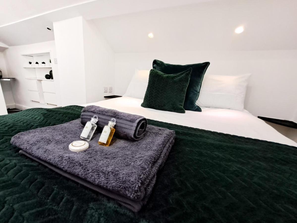 Spacious 3 Bed Apartment, En-Suites, Near Train Station! ワトフォード エクステリア 写真
