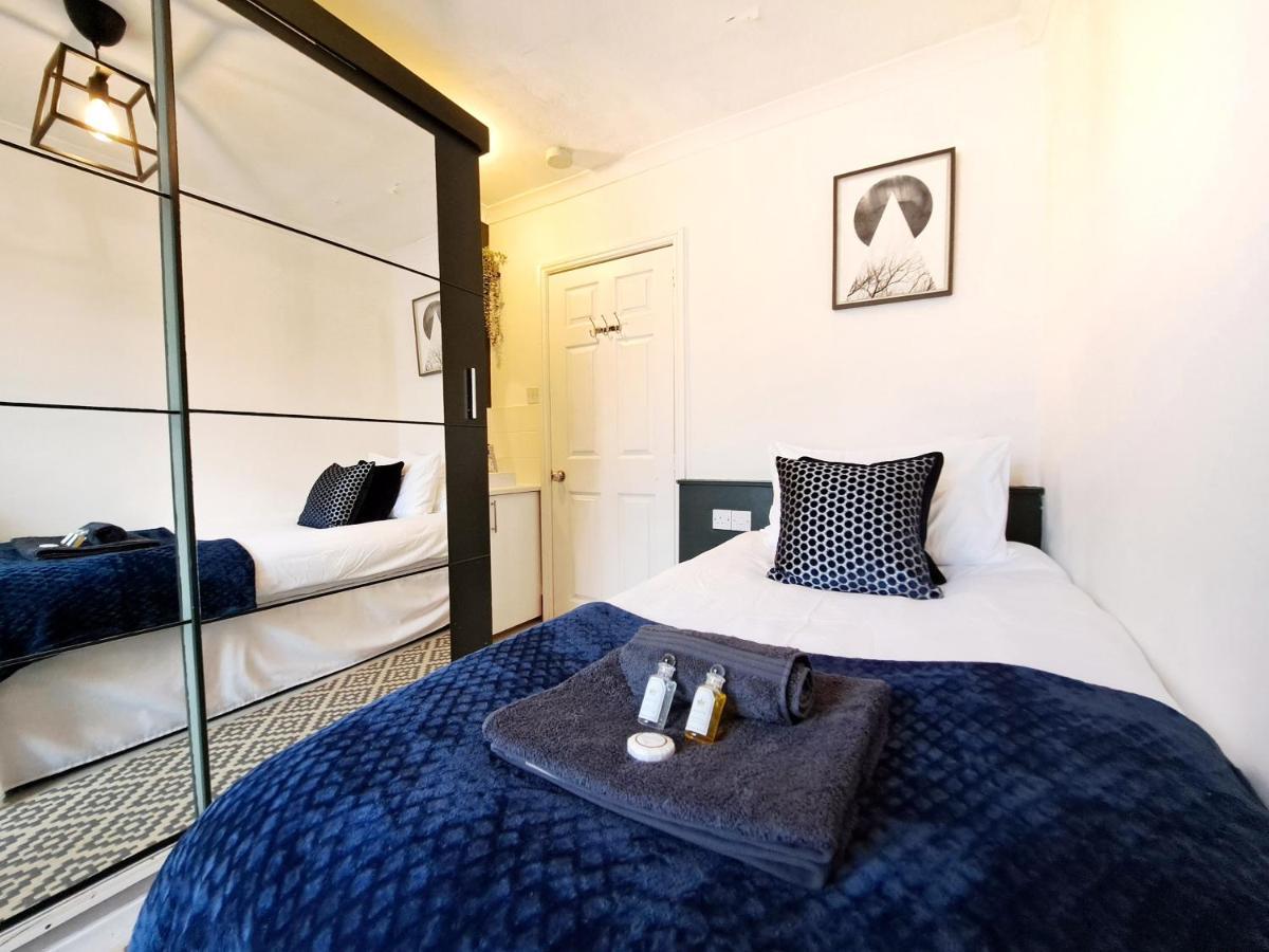 Spacious 3 Bed Apartment, En-Suites, Near Train Station! ワトフォード エクステリア 写真