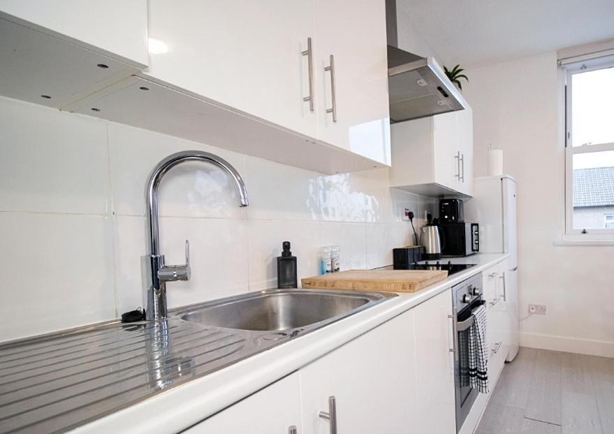Spacious 3 Bed Apartment, En-Suites, Near Train Station! ワトフォード エクステリア 写真