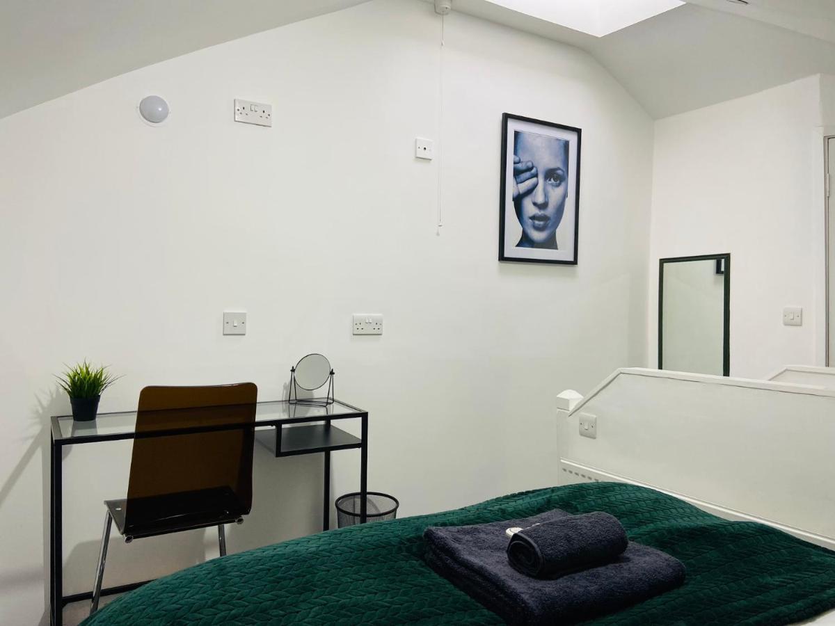 Spacious 3 Bed Apartment, En-Suites, Near Train Station! ワトフォード エクステリア 写真
